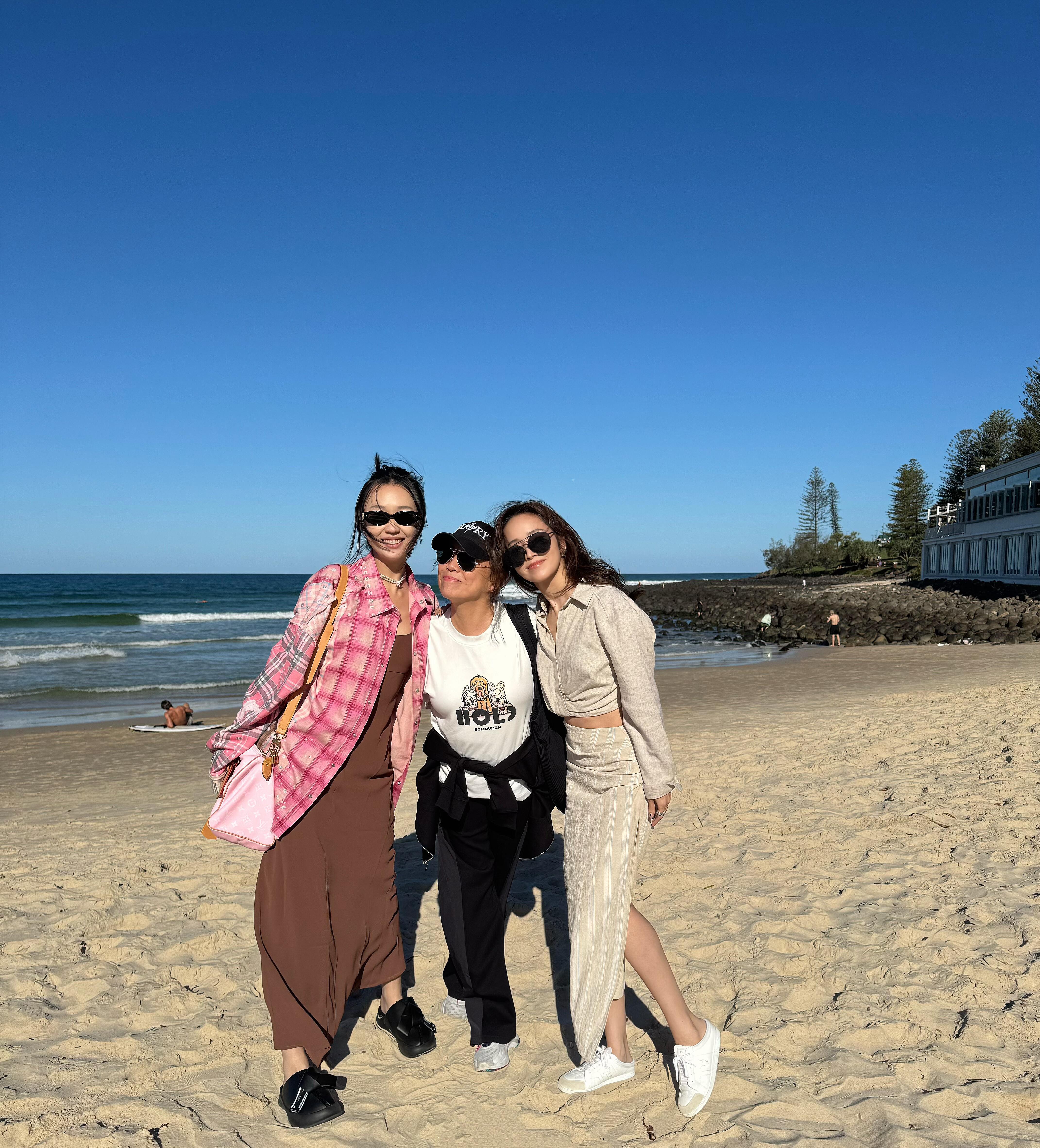 幸福的OMG浪姐们的友谊是一辈子❤侯佩岑晒和邓萃雯管乐最新合照 ​​​