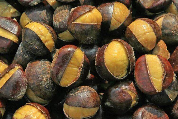 吃板栗虽好，但要是没吃对，可能反而伤身！
1. 别当饭吃，吃多会胖
板栗淀粉多，