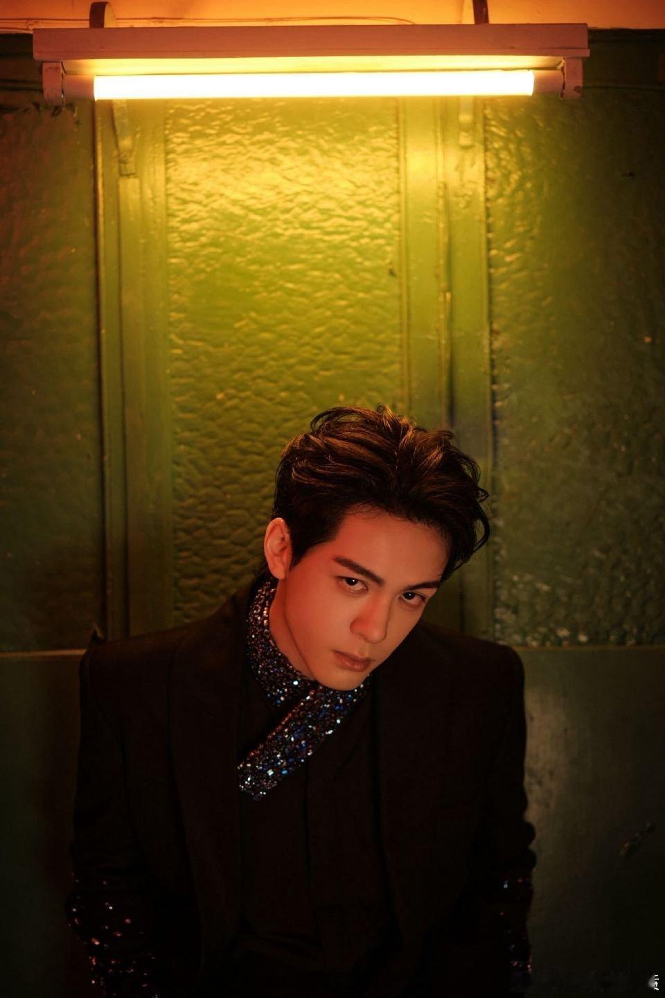 曾舜晞港风可以开班了曾舜晞尖叫之夜这套造型，把旧时光港式浪漫拿捏得死死的，帅到失