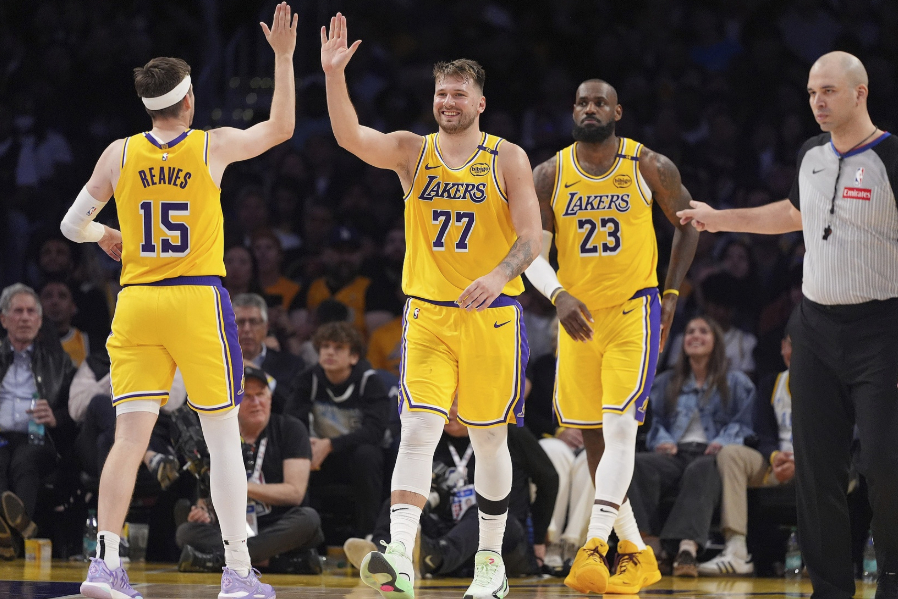 截至目前，湖人战绩为17胜6负，暂时排名西部第二。据统计，当詹姆斯、里夫斯和东契