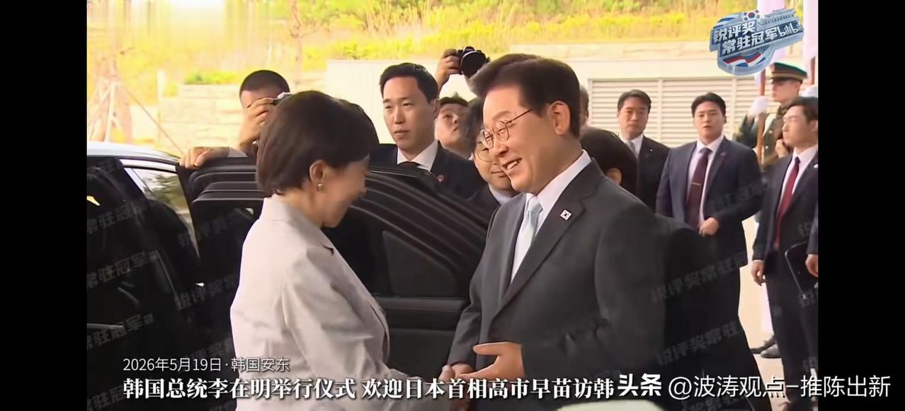一边是把极右翼主张刻进骨子里的日本政客，一边是被刺过、绝过食、满脸写着“苦大仇深
