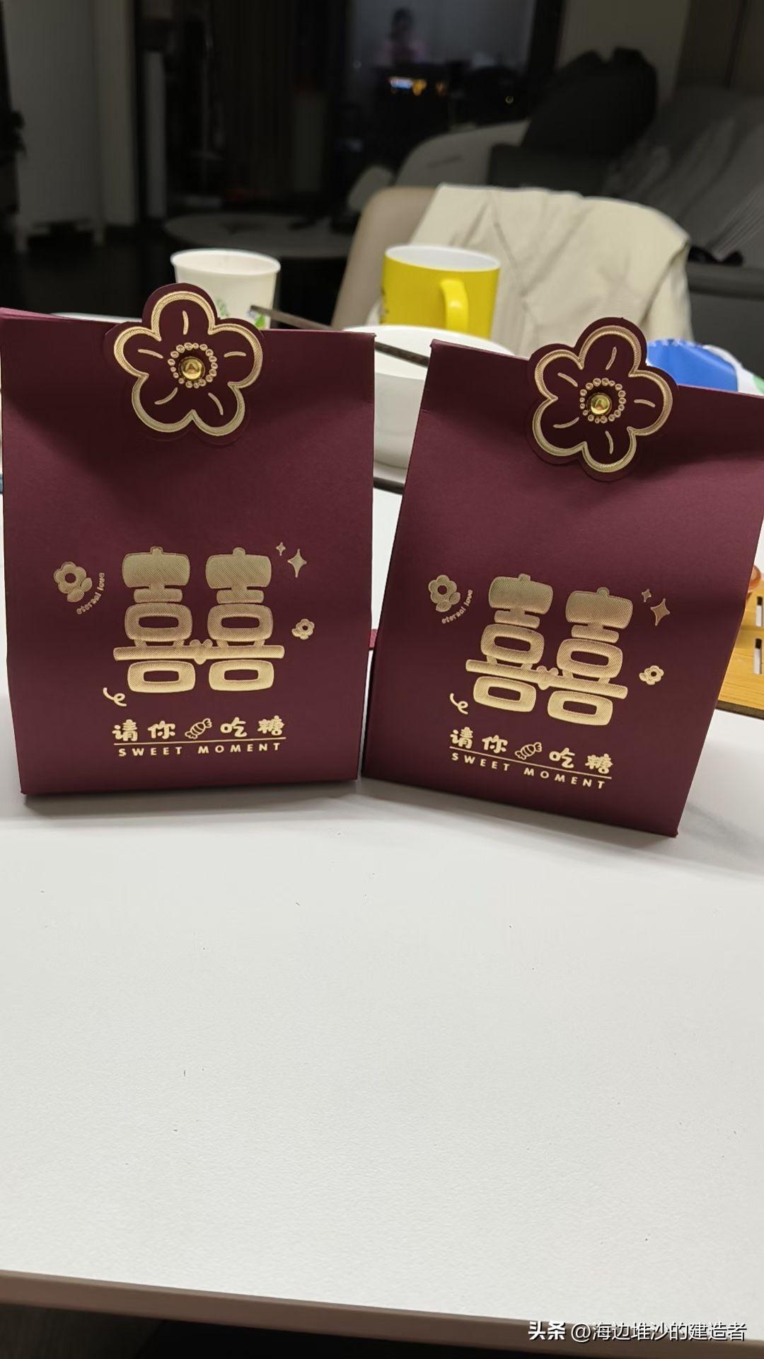 婚姻哪是谈恋爱时想的那样，全是风花雪月啊，说白了就是两个人搭伙过日子，互相迁就着