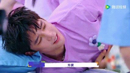 王安宇想睡觉就有刘浩存递枕头 浩存妹妹误伤完还一脸无辜递枕头 王安宇配合得也太好