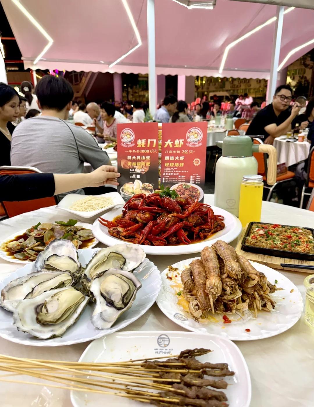 番禺这家龙虾馆火出圈了！！！
番禺南村万博附近这家龙虾馆
每次路过都看到坐满了人