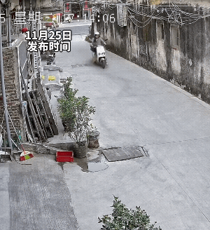 女子骑着电动车往别人家的门口扔草，不知道她这样子做的目的是干什么的。
十里之外，