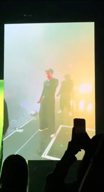 张杰王嘉尔买家秀和卖家秀 张杰王嘉尔各自都挺帅的，但放一起就被网友玩坏了。 