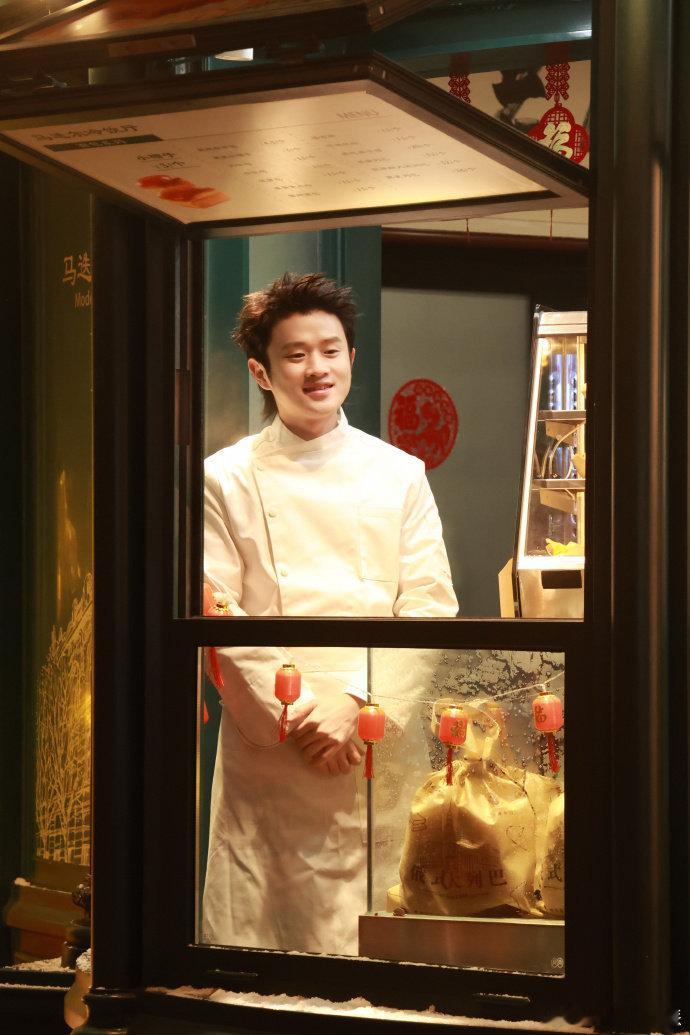 王勉在春晚卖烤红薯 春晚里王勉卖烤红薯可太有创意了！和王男在冰雪大世界，因红薯开