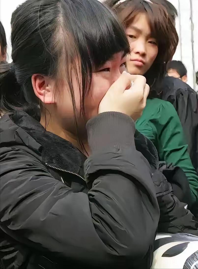 河南一所中学门口，发生了一幕让无数人破防的画面。十七岁的高二女生张慧，看到校门口