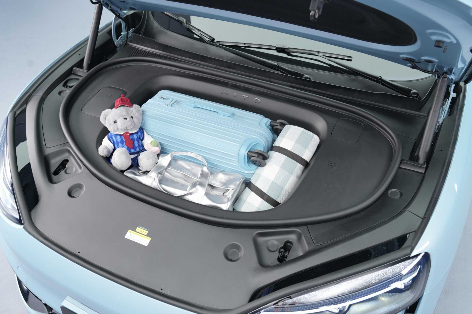 余承东现场展示问界M6前备箱空间问界M6挺实在，激光雷达、空悬、零重力座椅这些核