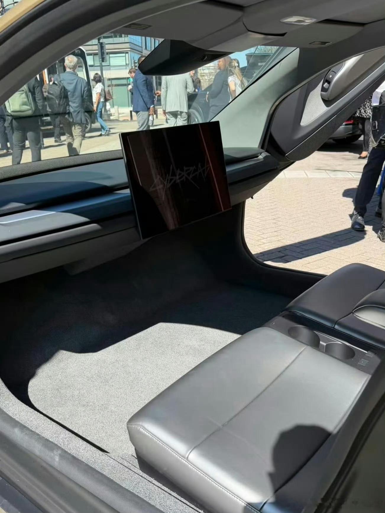 马斯克把方向盘删了其实不止没方向盘，刹车电门后视镜也是没有的无线充电也只是PPT