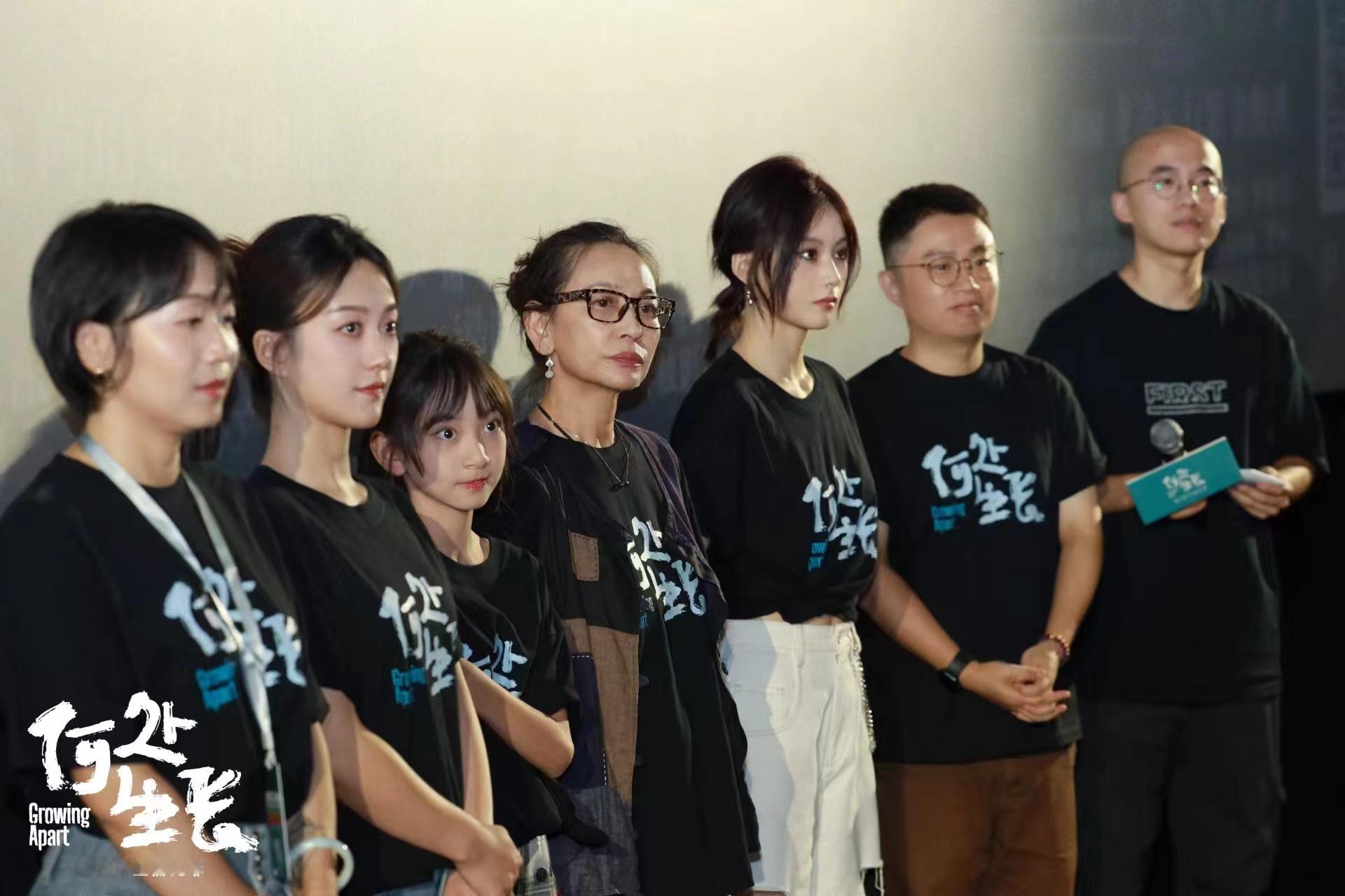 日前，电影《#何处生长#》举行“向阳而生”北京首映礼。导演龙凌云携领衔主演尚语贤