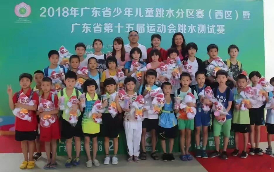 11岁参加广东省比赛的全红婵！身材比例真好，超萌，超可爱！ 