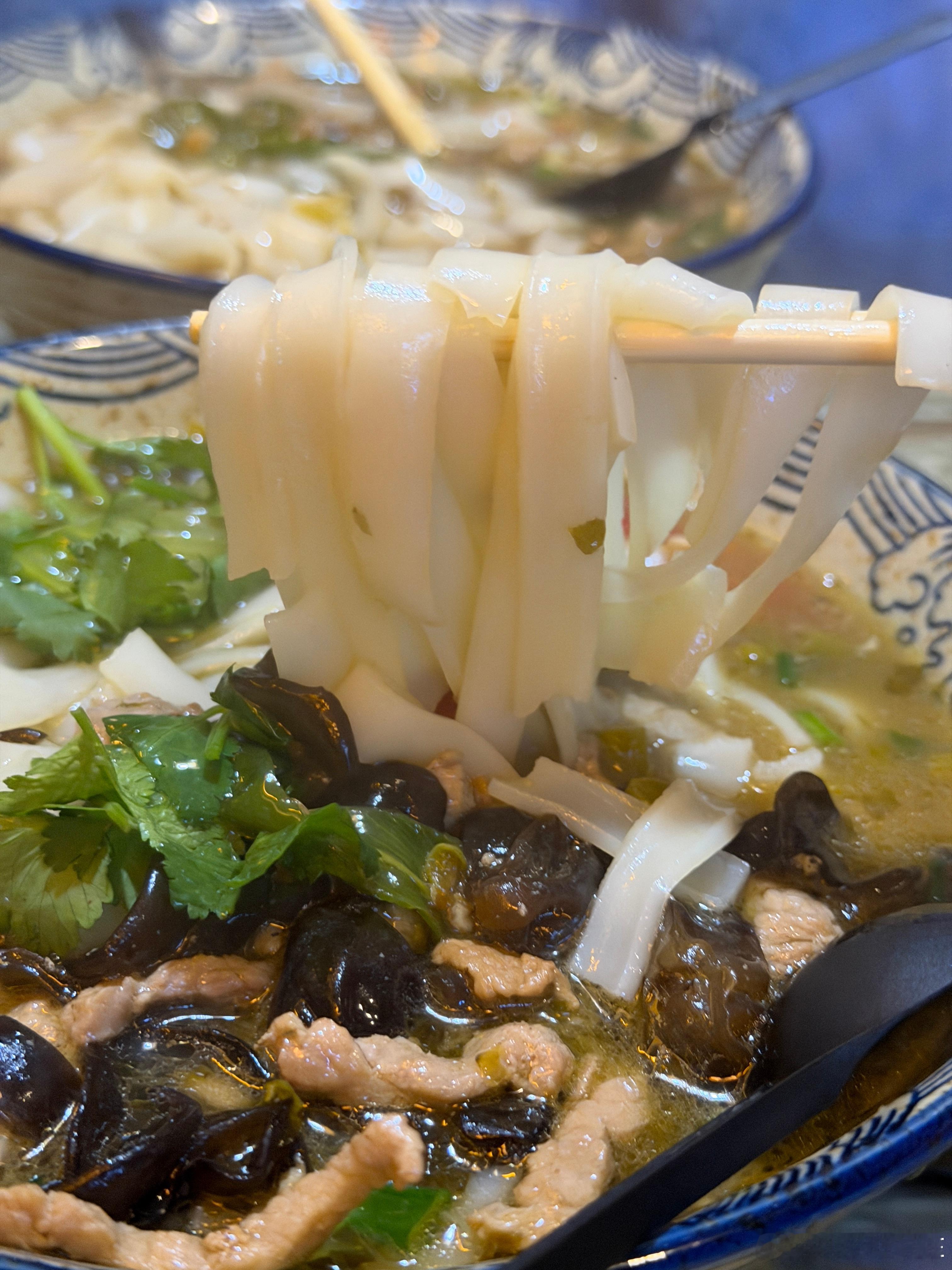 街边一碗湖南盖浇扁粉真的拉满我头发和我车简直一个颜色我的日常plog 成都·华润