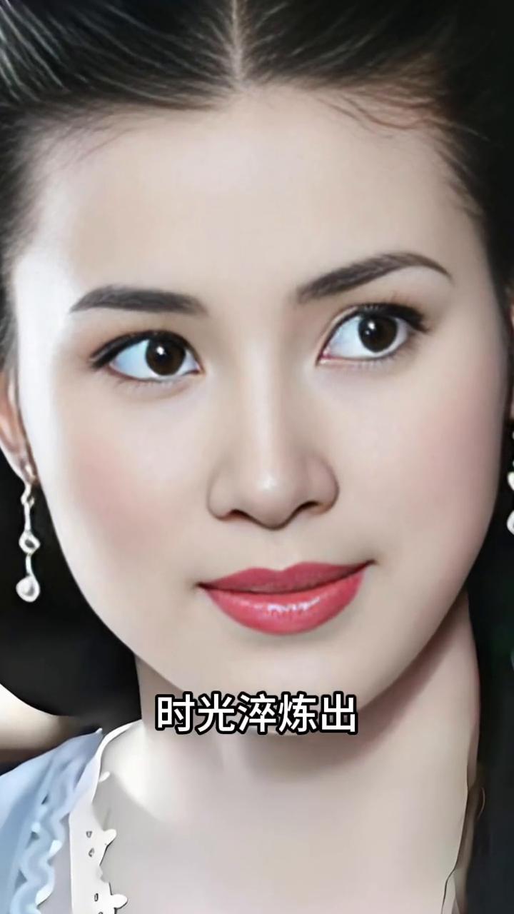 46岁的她，时光淬炼出风骨与柔肠，历尽悲欢眼底。那团火依然是少女般的执着，铅华洗