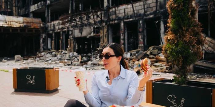 美国右翼网红劳拉·卢默多年带头反对援助乌克兰，亲自前往基辅和泽连斯基面谈，空袭警