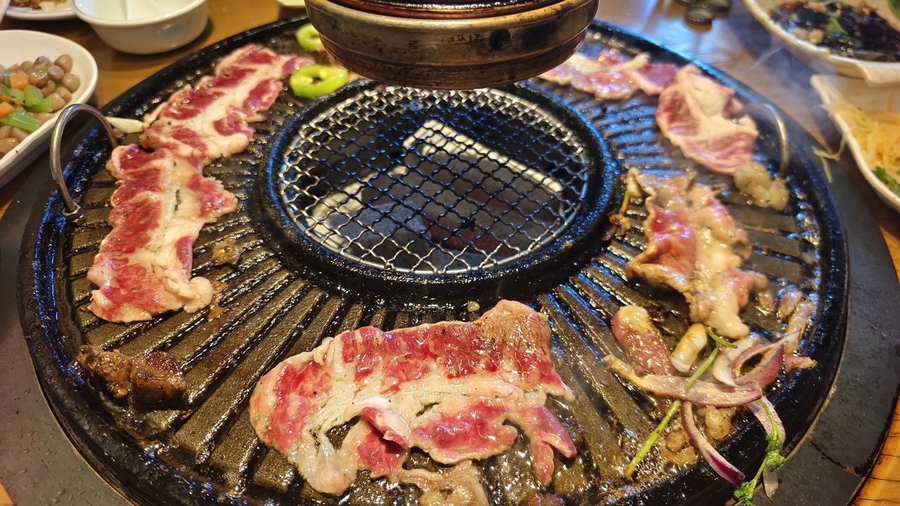 好哥们又张罗局，今天吃的是烤肉。这家烤肉真不错，肉又嫩又好，都没少吃。今天喝的是