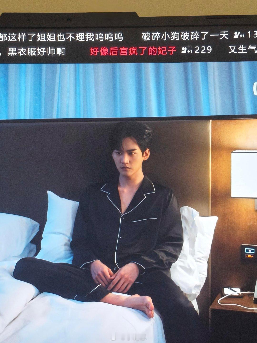 剧版狙击蝴蝶笑死我了狙击蝴蝶的弹幕我不行了好好笑 真的好看的很喜欢这种淡淡的叙事