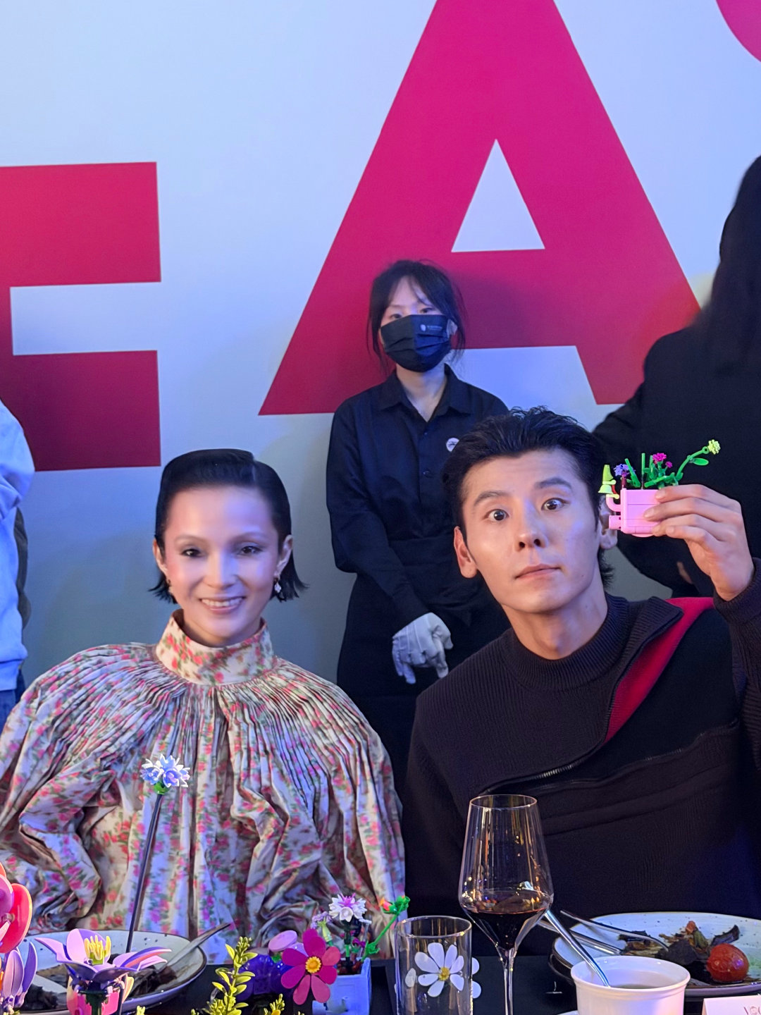 蒋奇明雎晓雯同框蒋奇明和雎晓雯合照的表情谁能预料到这两个人会同框，雎晓雯活泼变换
