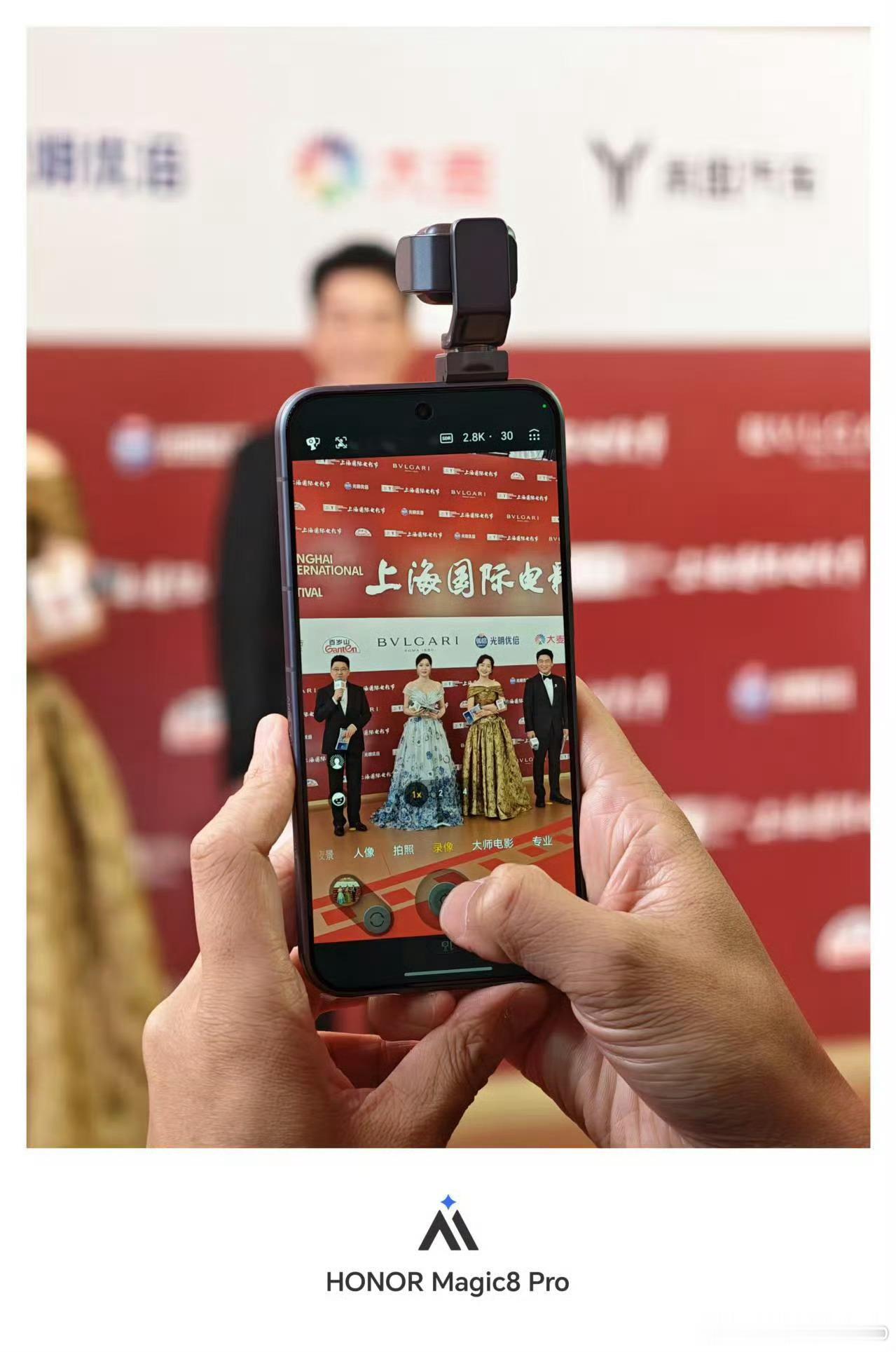 来感受一下荣耀Robot Phone的相机界面，这应该是首次露出吧？取景器左上角