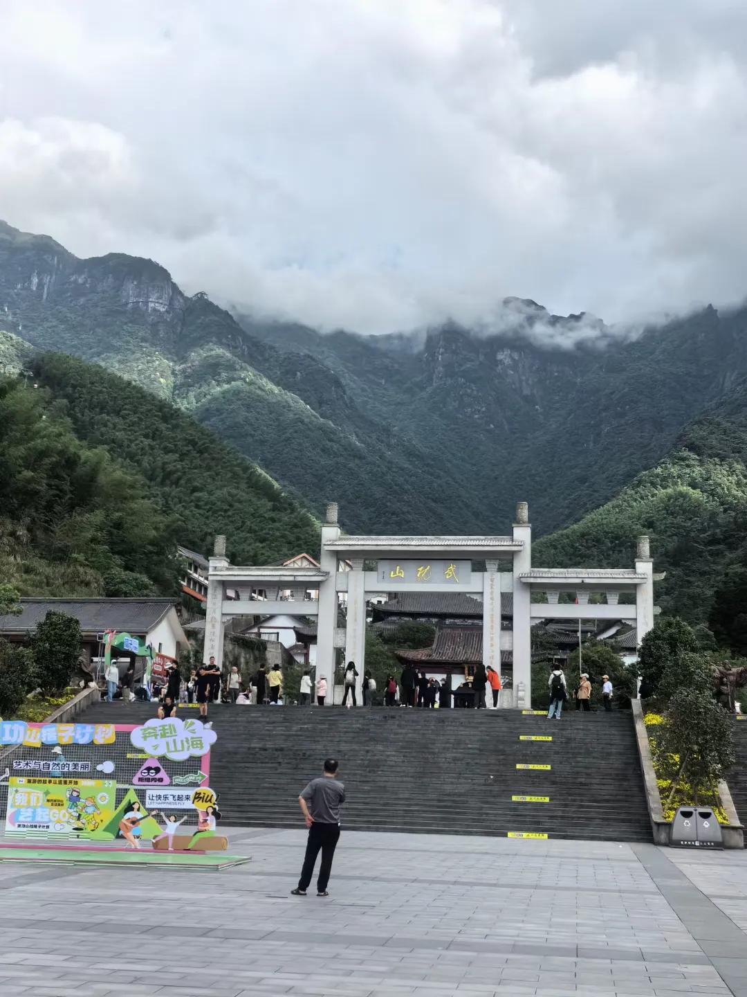 我公婆都去世了，国庆节老公非要回去看望无儿无女的姑姑。我其实不太能理解，毕竟姑姑