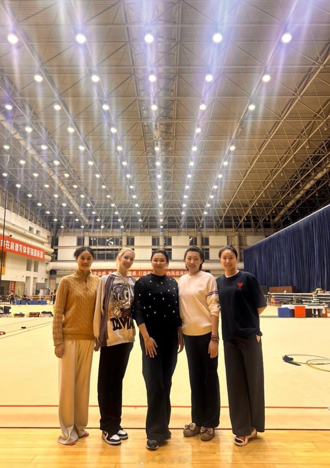 哈萨克斯坦名将尤苏波娃来中国艺术体操队交流了。艺术体操