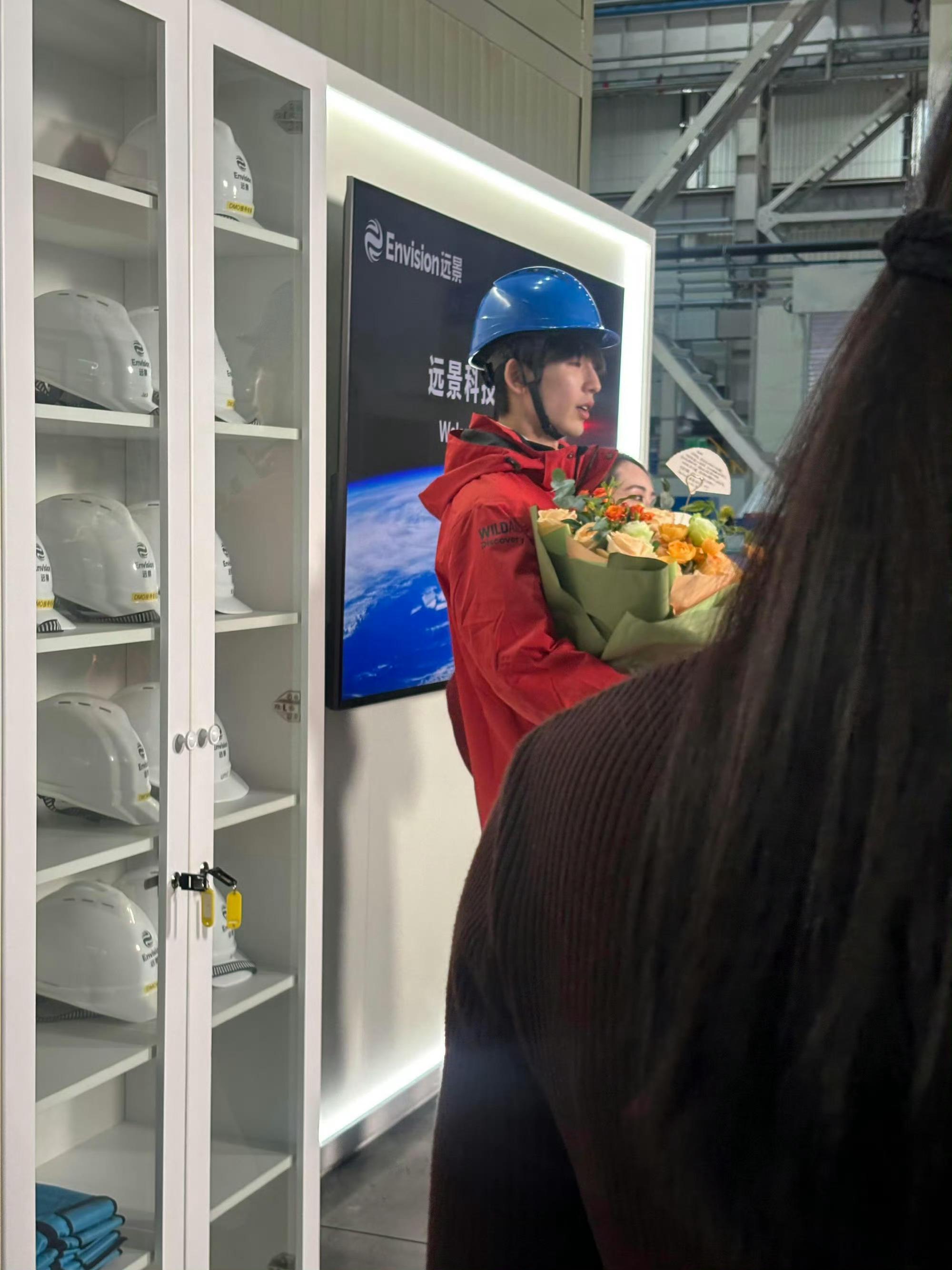 张凌赫戴上安全帽也很命苦哈哈哈哈哈哈哈哈我们张工 班味也很重了张凌赫[超话] ​