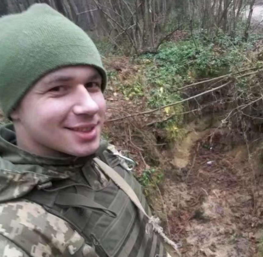 俄乌战争乌克兰第一个英雄称号获得者，这名乌军士兵确实是很有胆色，在俄军大批装甲集