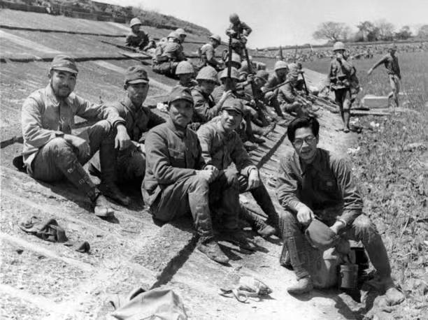 图一：1941年4月27日，浙江宁波，日寇陆军士兵在攻陷该城后迅速清剿国军残部。