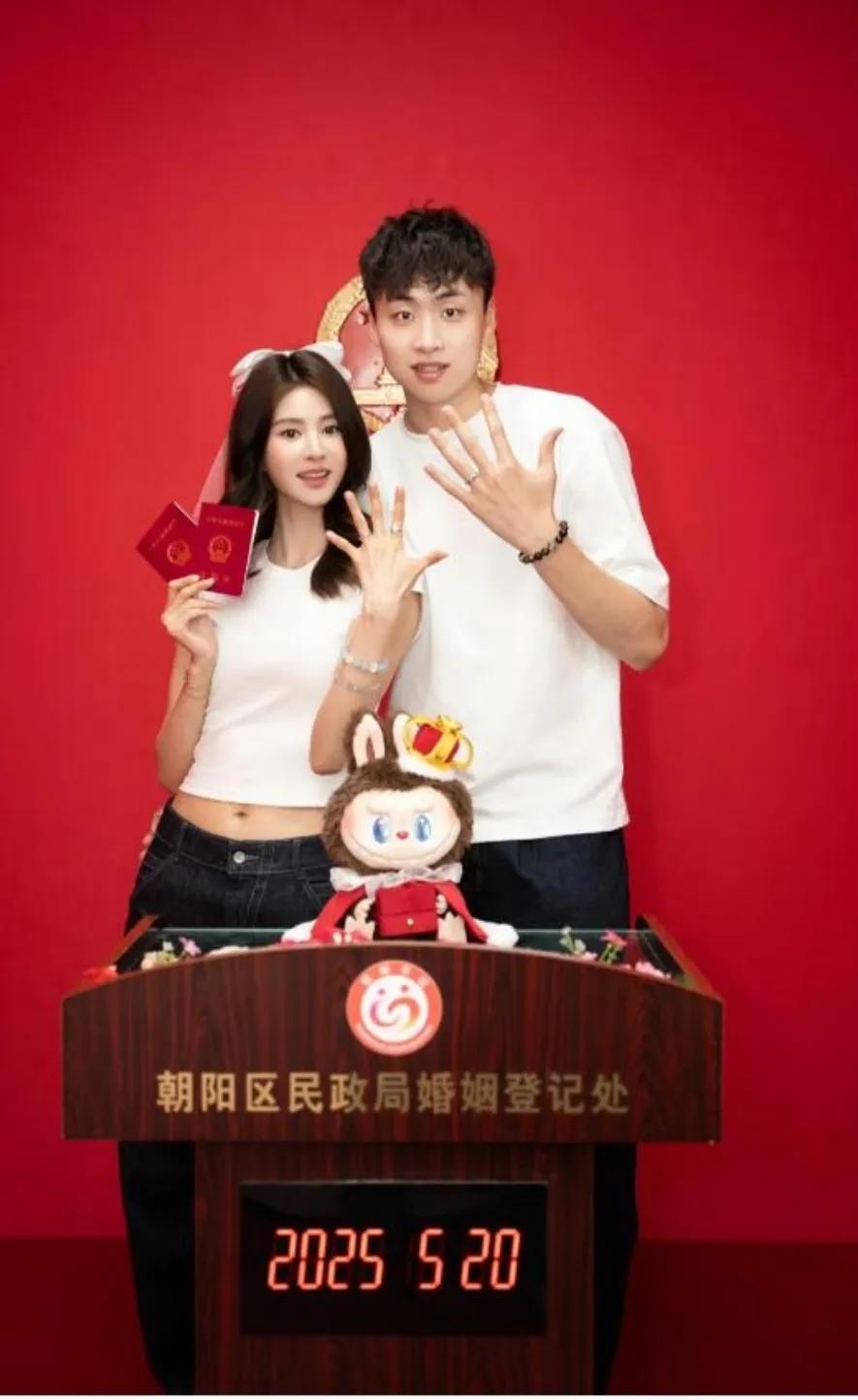 99年出生的球员齐麟官宣领证！没想到刚参加完婚礼的齐麟就迫不及待领证结婚了，妻子