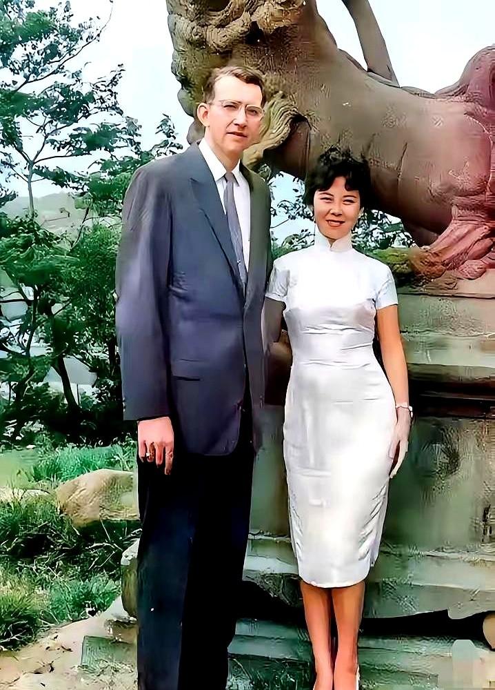 都说费翔是贵公子，这气质到底哪来的？

他爹费伟德，耶鲁大学中文博士，为了追他妈