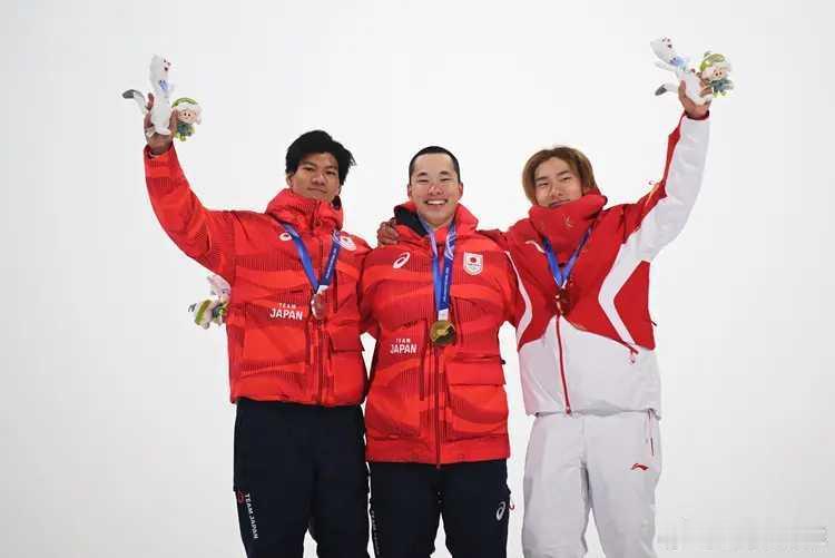 02月08日米兰冬奥会单板滑雪男子大跳台决赛展开巅峰对决，共有12名选手出战，最