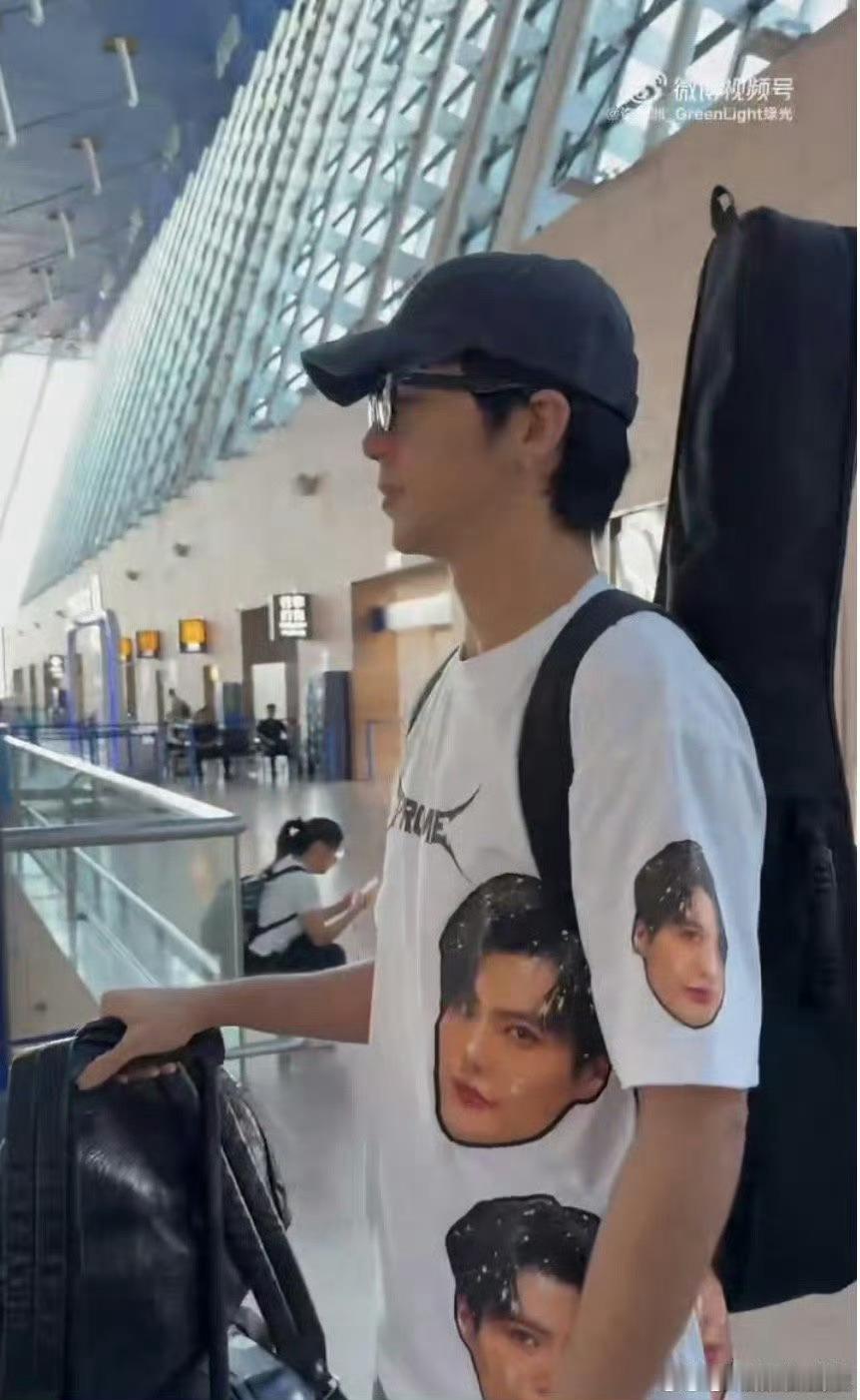 许魏洲下装基础上装就不基础谁家像许魏洲一样把乐队印衣服上啊 许魏洲这穿搭绝了！下