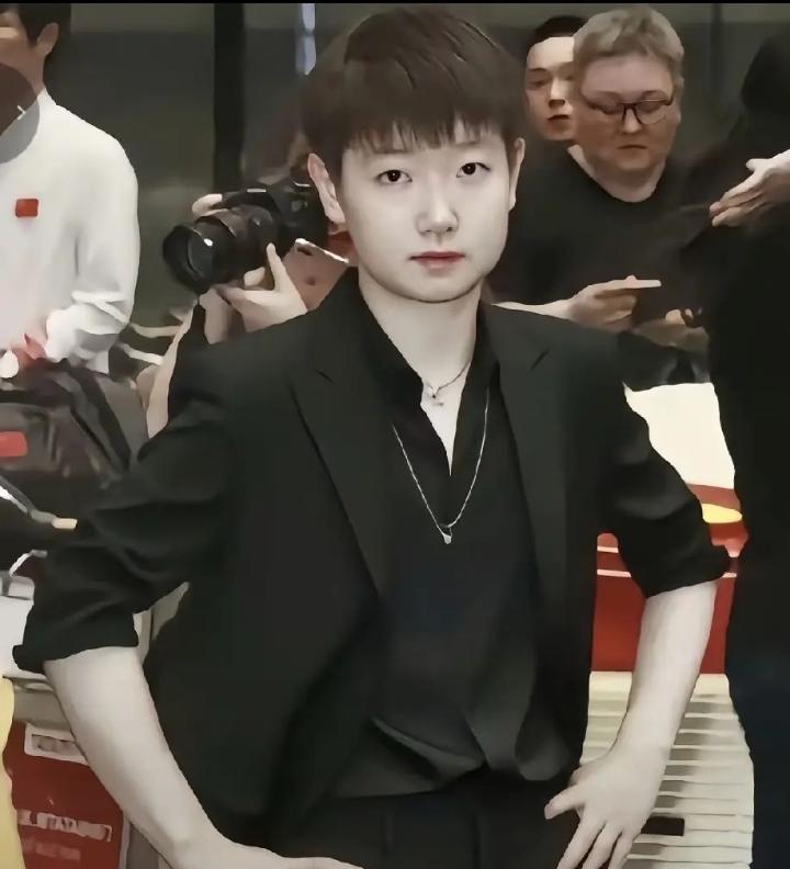 咱就是说，孙颖莎和王励勤同框参会这画面，真的越看越有味道！莎宝这回彻底摆脱小队员