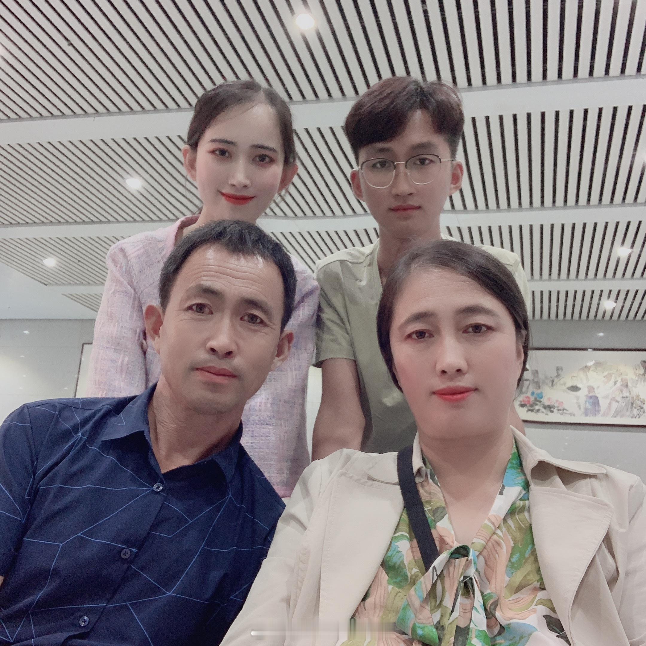 你认为，家是什么样的？有人说，家是一套房子；也有人说，家是一张车票的终点。但真正