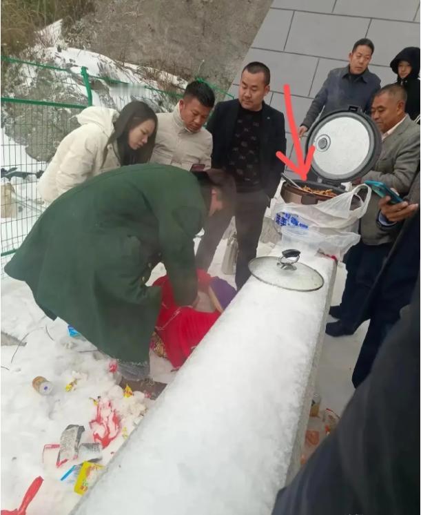 高速暴雪堵车，女子堵了 28 个小时滴水未进！终于有附近村民做了热气腾腾的饭来卖