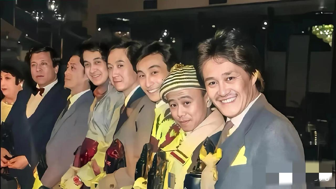都认识吗？那时候也都是小鲜肉。这可是老早的照片了，当时几乎都算喜剧界的大腕级的人