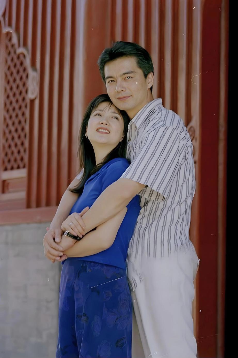 可以用“金风玉露一相逢，便胜却人间无数”来形容许亚军和何晴曾经相爱的日子。
当年