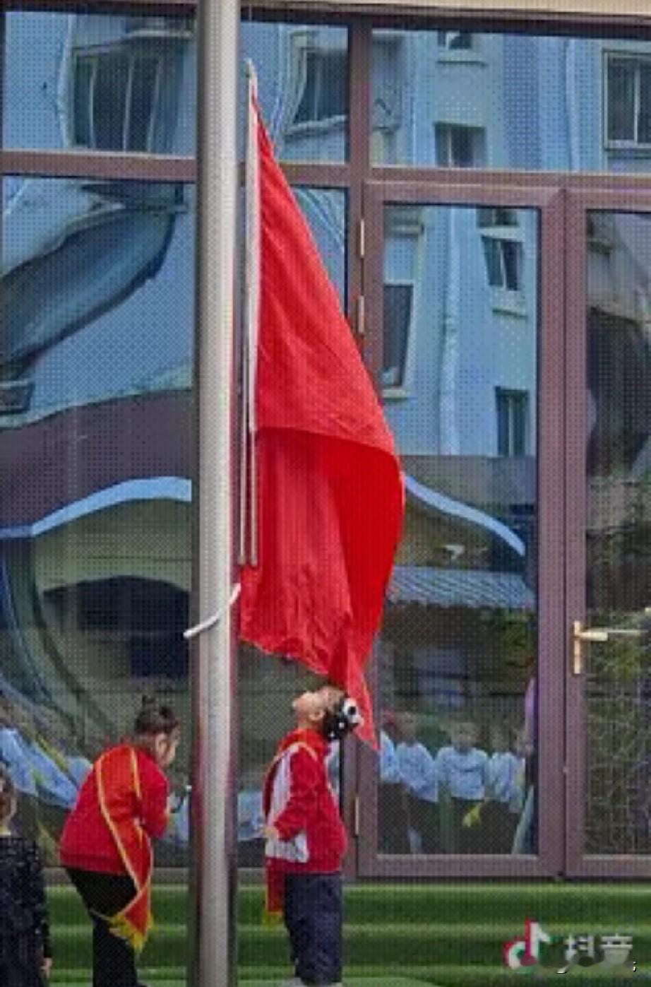 上人民日报了！​​近日，山东济南一幼儿园组织升旗仪式，安排的旗手不是幼师也不是高