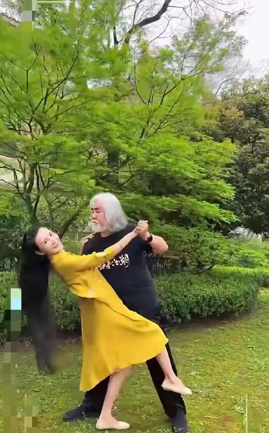 有钱就有爱，
如果没钱你看试试……
早吹灯拔蜡了……