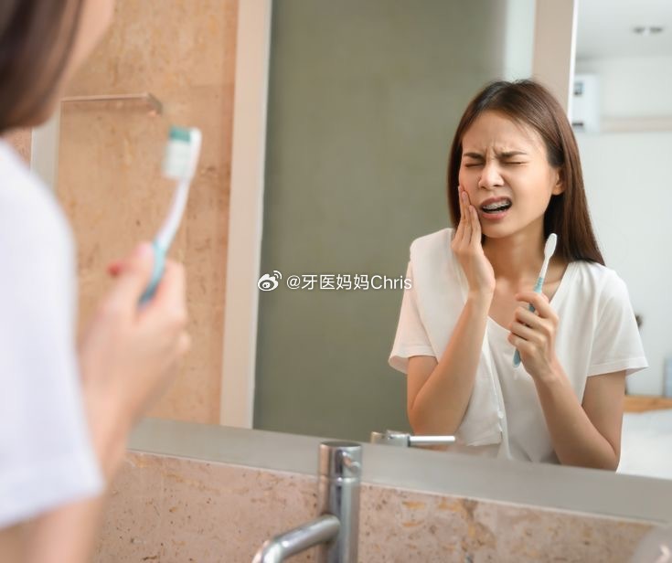 牙齿敏感：一吃冷的就酸，到底是怎么回事？很多人都有过这样的体验：咬一口冰淇淋，或