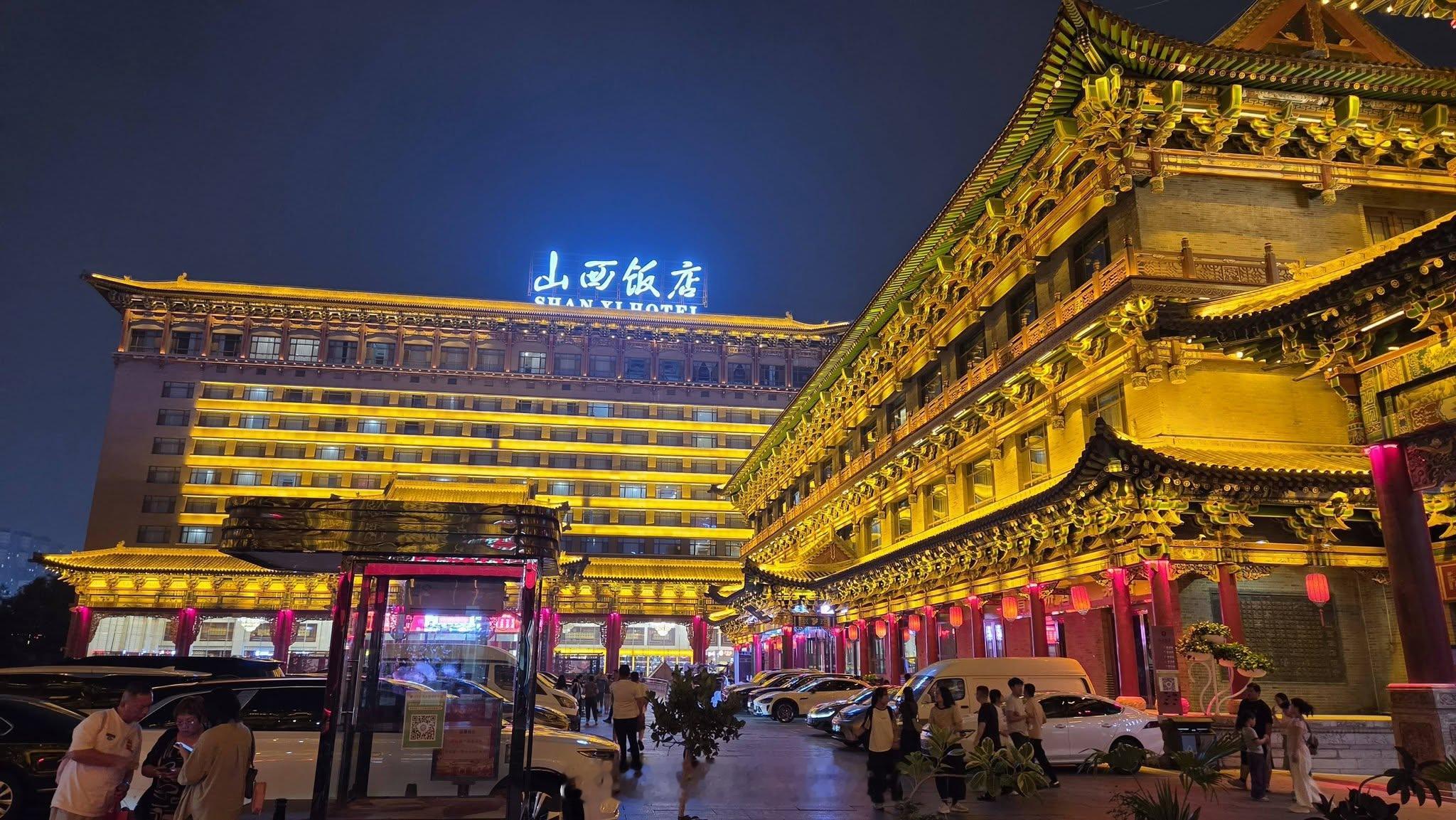 山西饭店前身是阎锡山建的“自省堂”。饭店里还展示徐世昌、康有为的题字。 