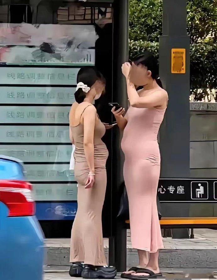 这种身材不是胖，而是局部有肉肉而已，所以此修身显瘦的裙子真的穿出来就一言难尽了 