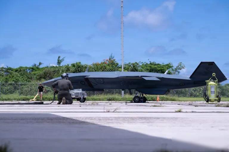 F-15EX和MQ-28同框飞行了，有人问这算不算“无人机当僚机”的实锤？其实没