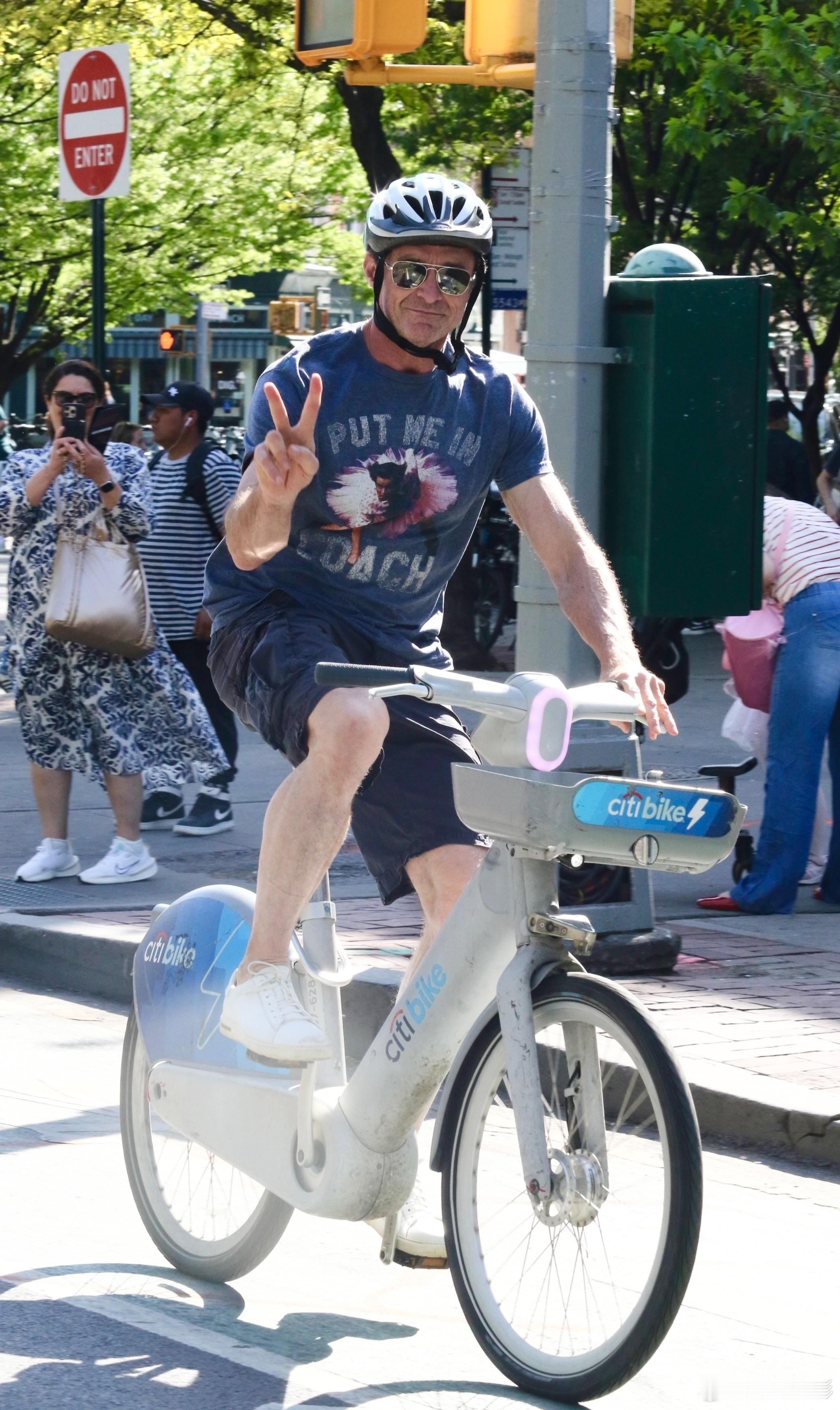 【高清】Hugh Jackman is all smiles riding a 