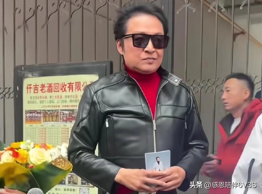 这位造型师怕不是卧底吧！马景涛好好一个大帅哥，愣是给捯饬得浑身都写着“别扭”俩字