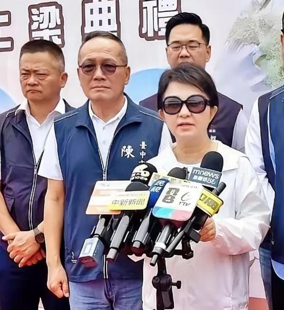 台海军购争议不断发酵之际，5月8日台中市长卢秀燕公开出面发声表态。她坦言台湾民众
