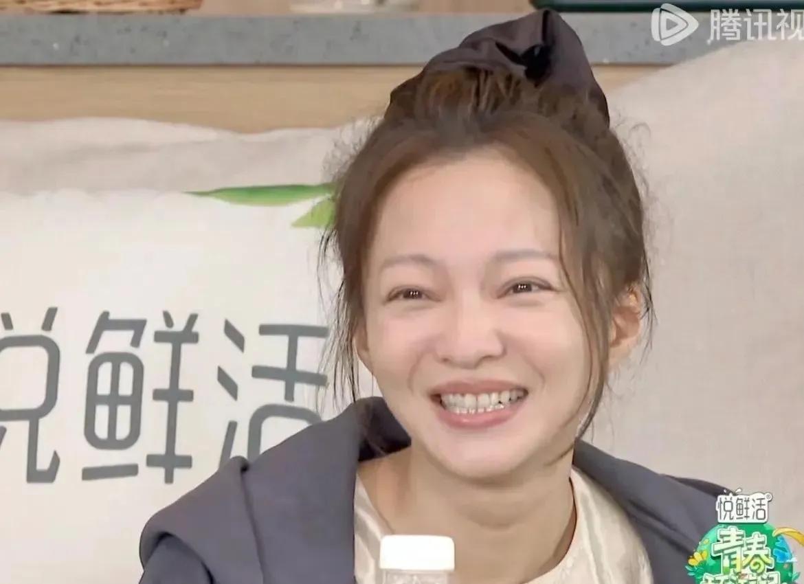 张韶涵，好久不见。虽然有点发福，但人家不化妆也好看。笑起来也不扭捏，没有一点明星