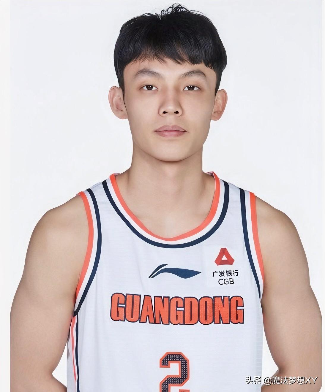 今晚的比赛，
再一次证明，
让徐杰拿球组织，广东男篮的
进攻流畅多了！

CBA