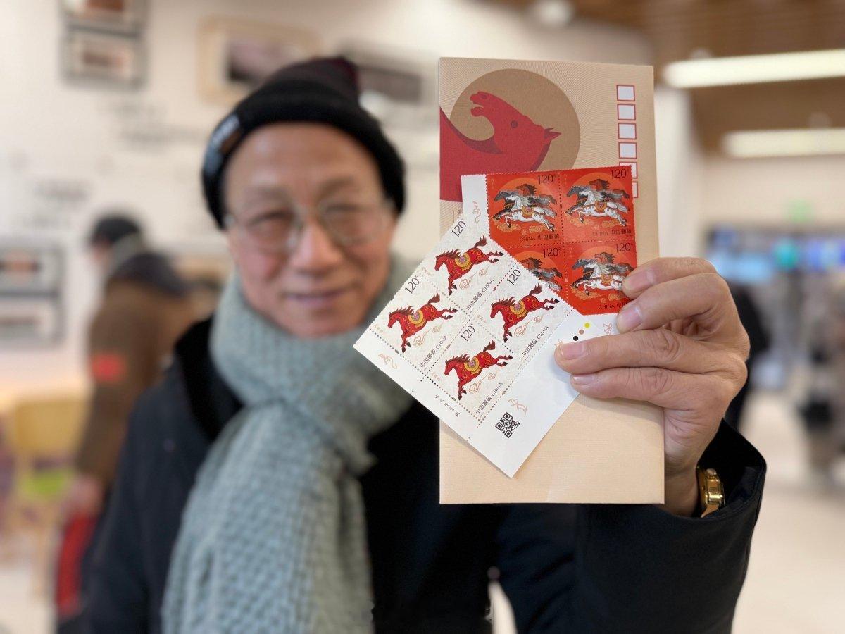 马年邮票宁波首发半小时售空 1月5日，《丙午年》马年特种邮票在宁波多个网点首发，