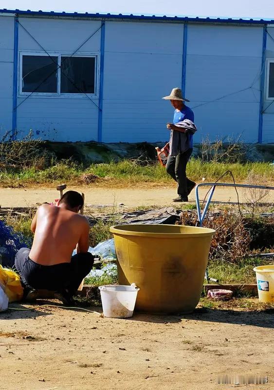 农民工老了，住城里还是回农村，这真是个纠结的问题。
有些农民工在城里打拼多年，有